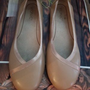Vionic Women's Flats in Nude- size 9